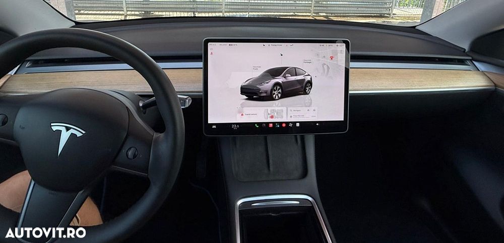 Tesla Model Y Long Range AWD - 23
