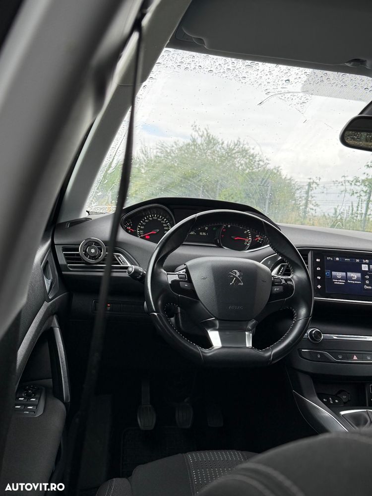 Peugeot 308 1.2 L PureTech Turbo S&S Allure - 17