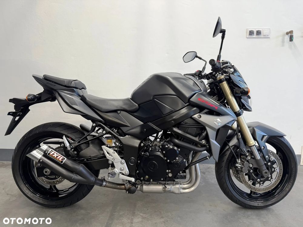 Suzuki GSR - 2