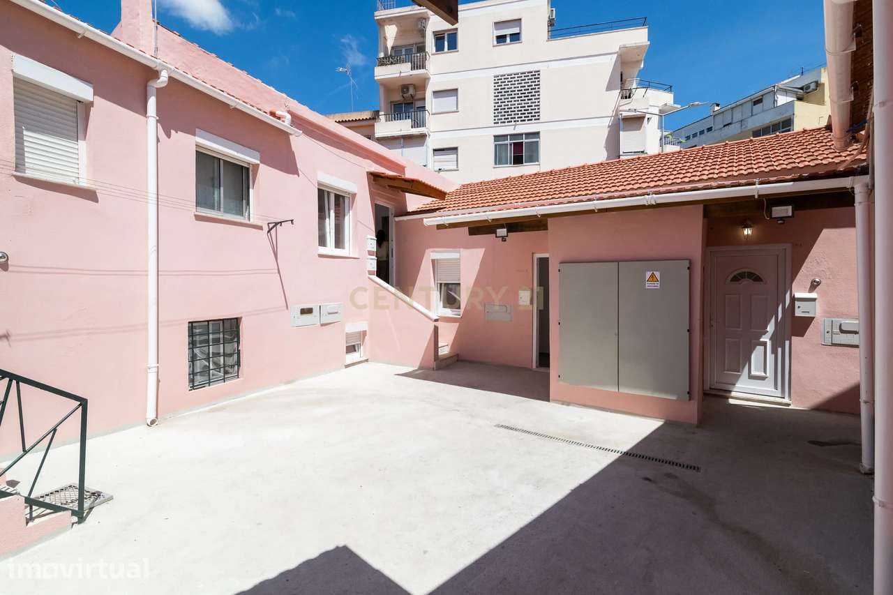 Vila Imperdível: 13 Frações Renovadas  em Sacavém - Grande imagem: 2/23