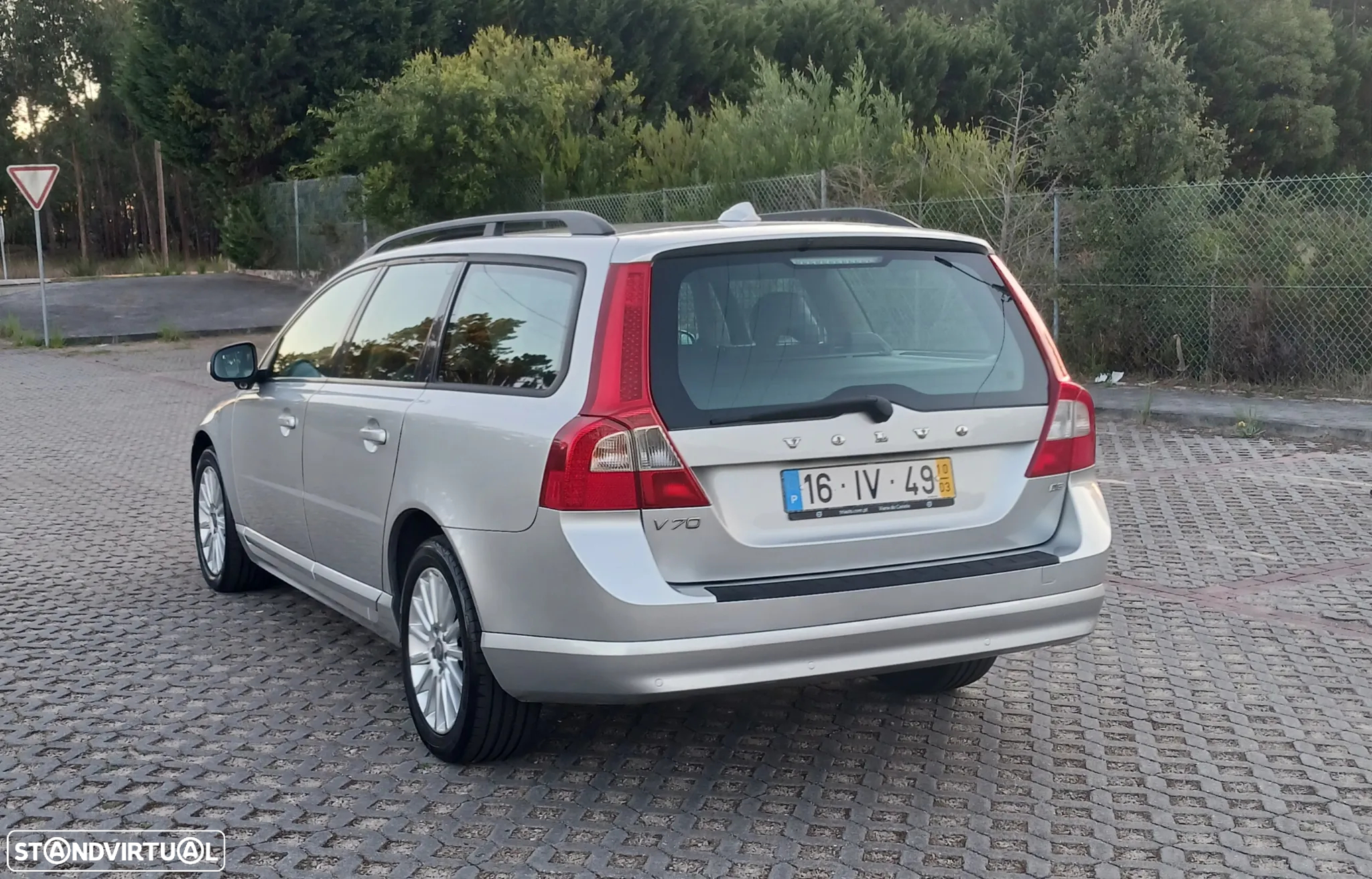 Volvo V70 2.4 D5 Momentum - 8