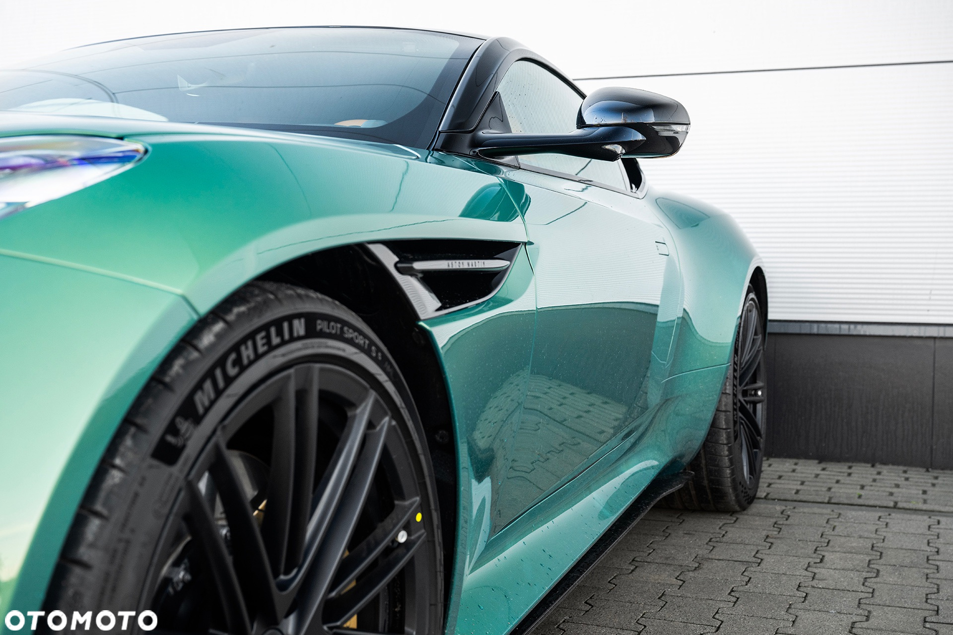 Aston Martin DB12 - 13