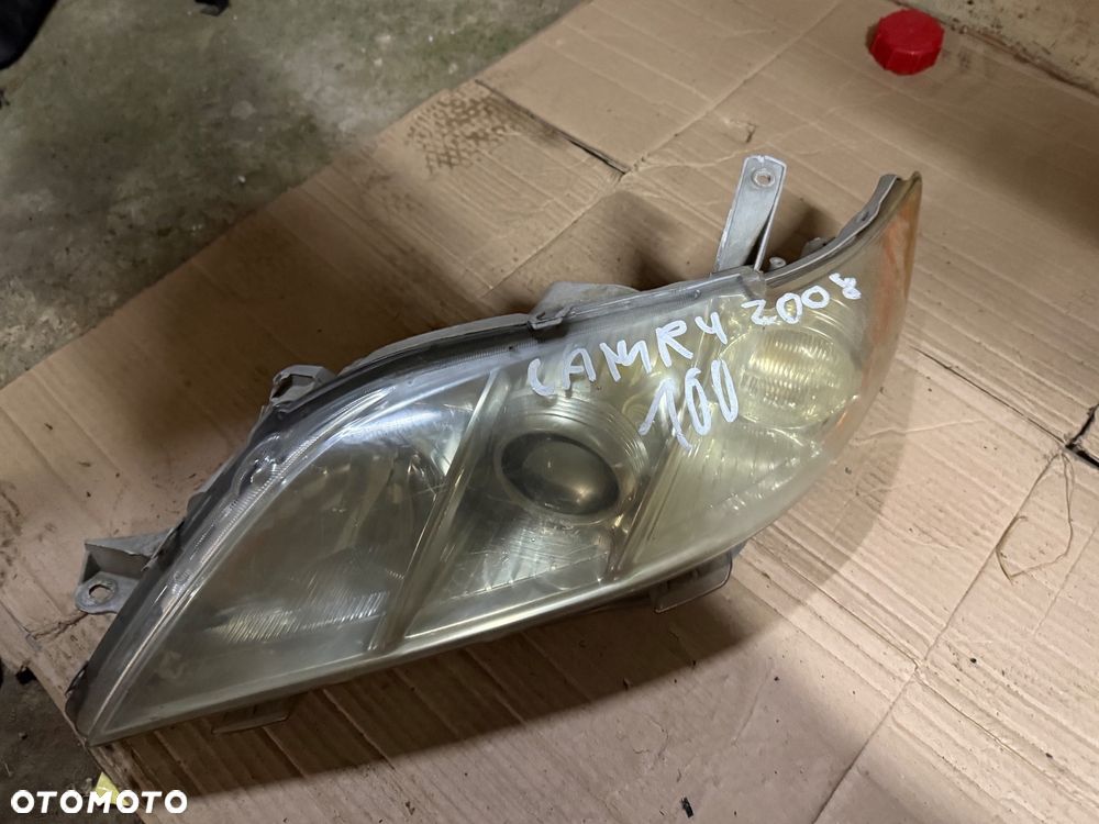 Lampa przednia Toyota Camry 06-14r. - 1