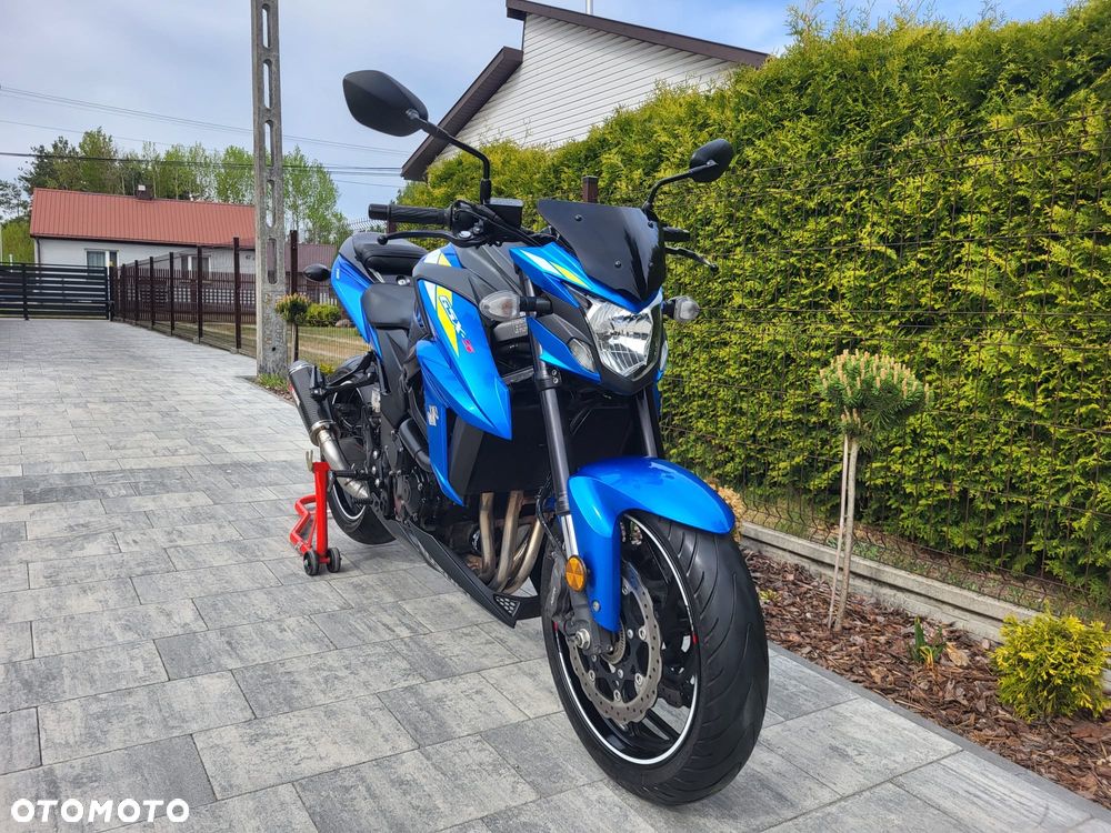 Suzuki GSX - 11