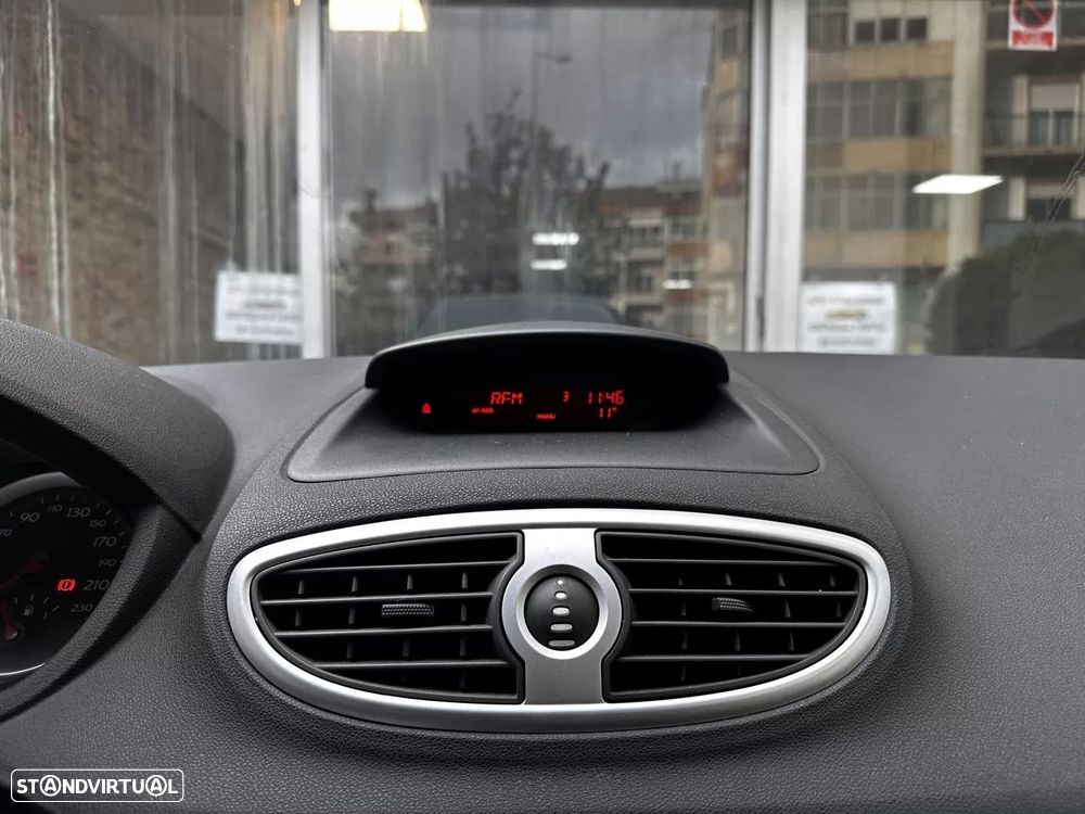 Renault Clio 1.2 16V Confort Authentique - 9