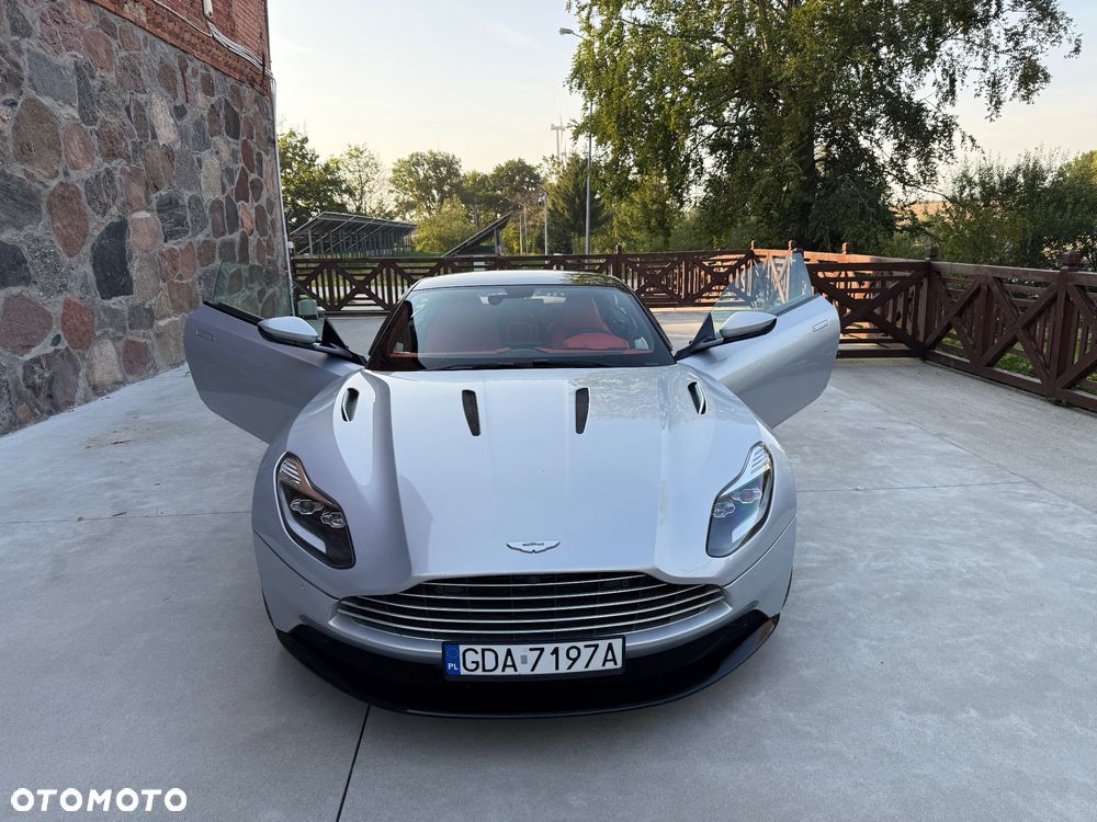 Aston Martin DB11 V12 Coupe - 10