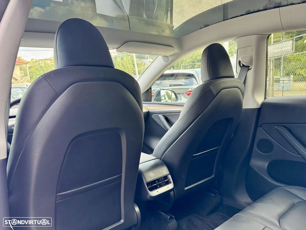 Tesla Model Y Long-Range RWD - 17