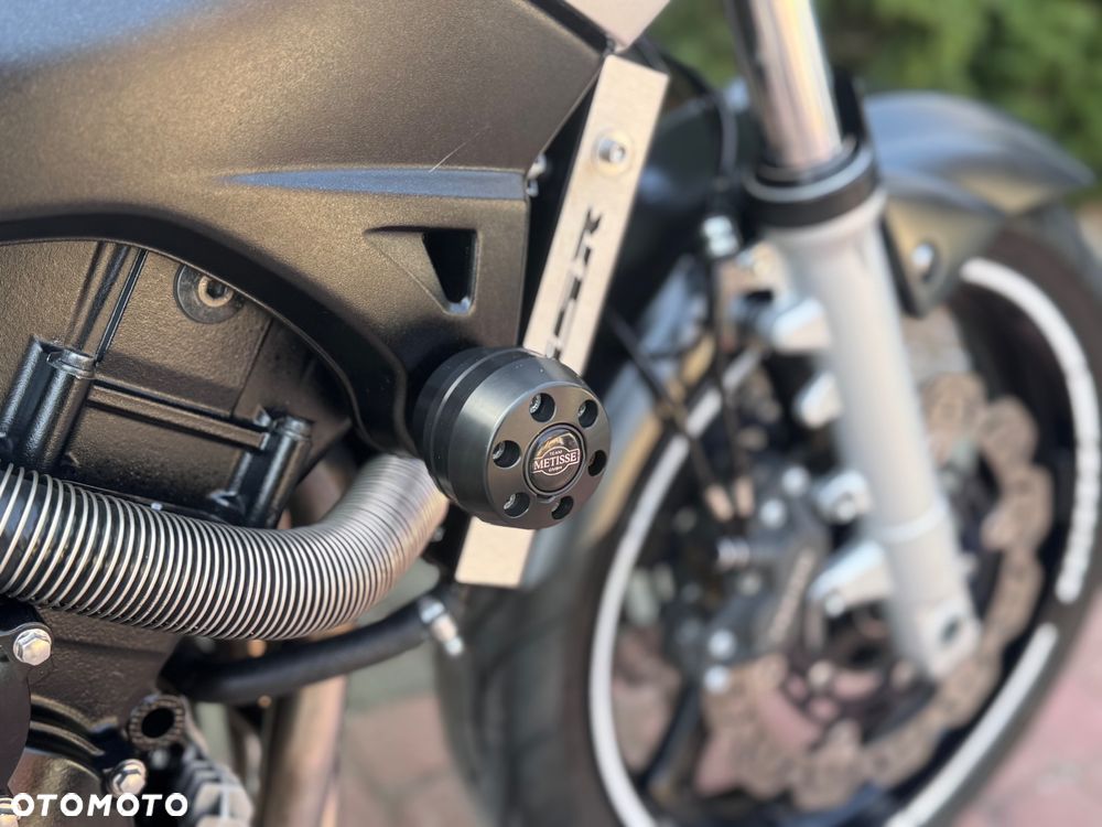 Suzuki GSR - 21