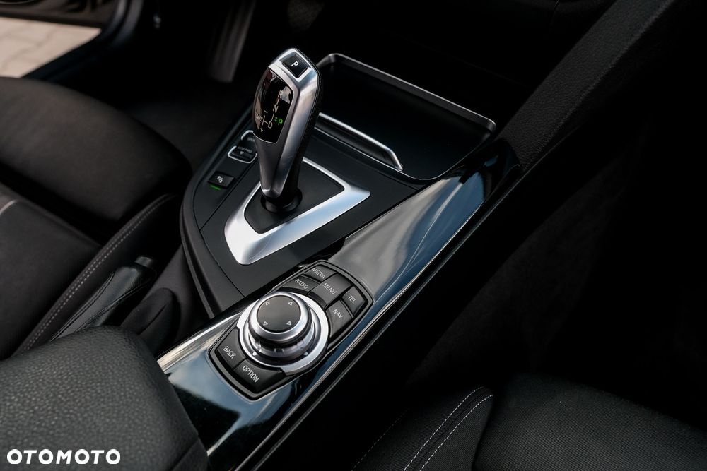 BMW Seria 3 318d Sport Line Shadow - 22