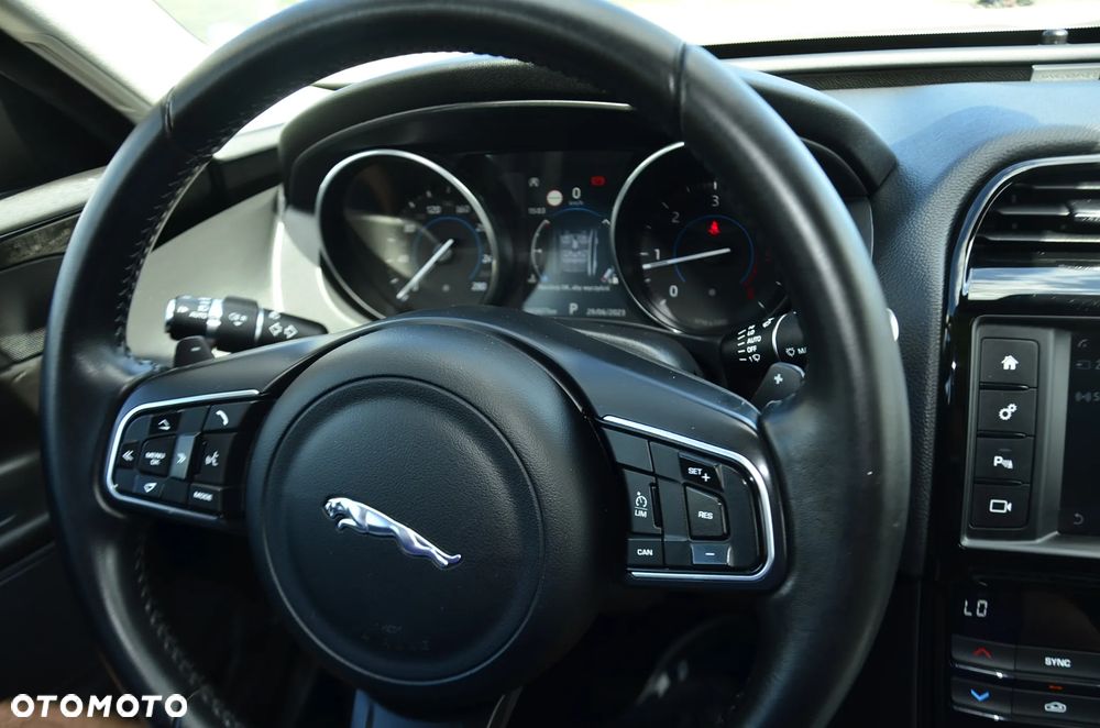 Jaguar XE 2.0 D Prestige - 27