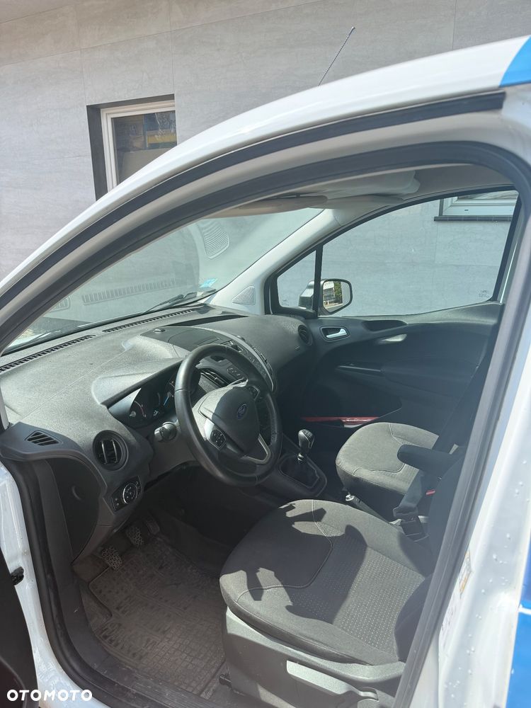 Ford Transit Courier - 11