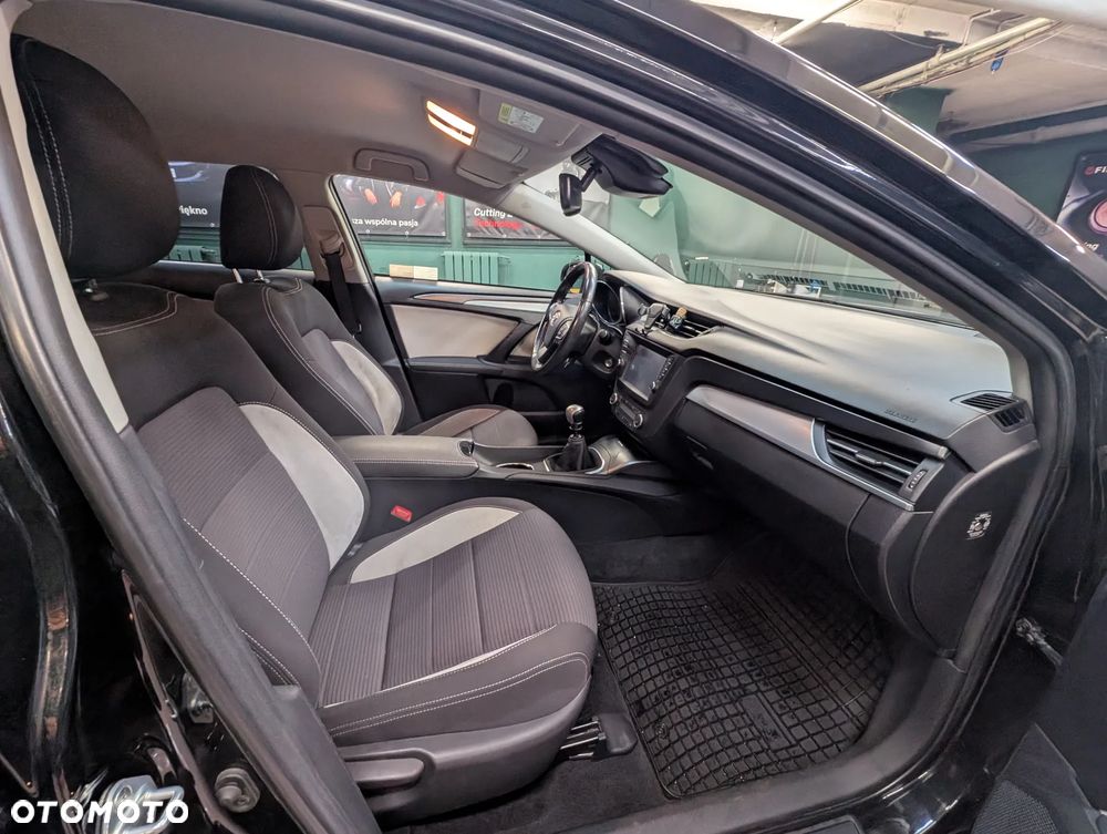 Toyota Avensis 2018 photo 5