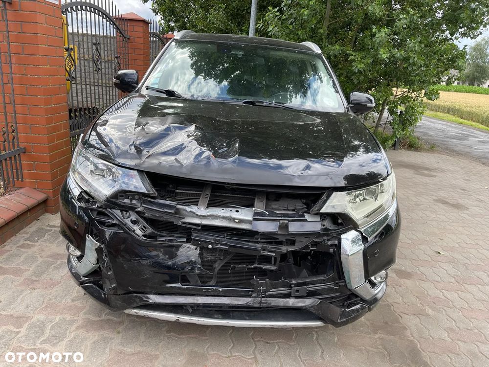 Mitsubishi Outlander Instyle NAVI + - 30