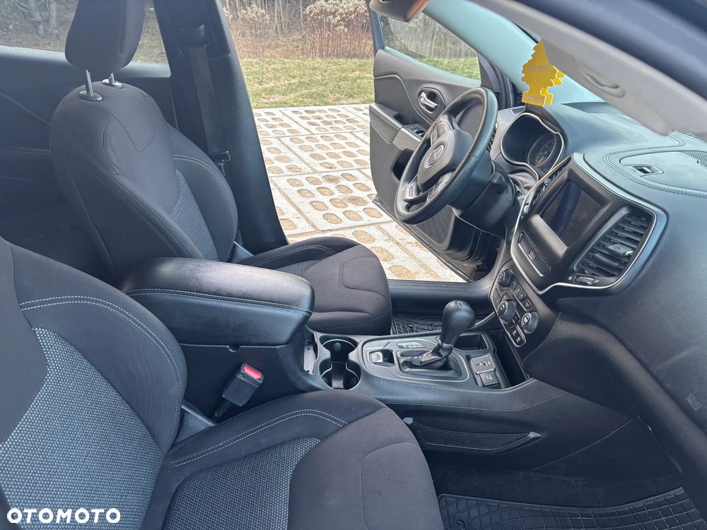 Jeep Cherokee - 18