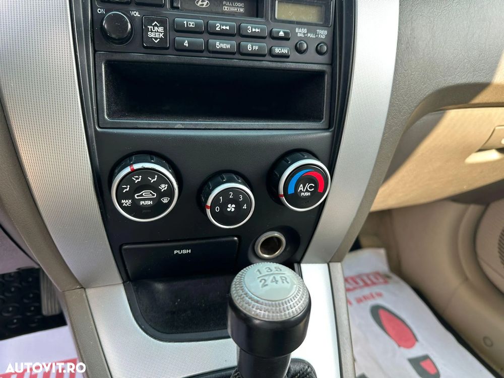 Hyundai Tucson 2.0 DOHC GL MT 2WD COMFORT - 8