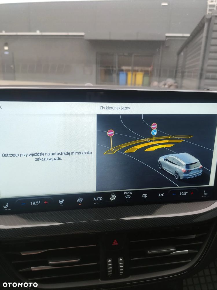 Ford Focus 1.0 EcoBoost Hybrid ST-LINE X - 31