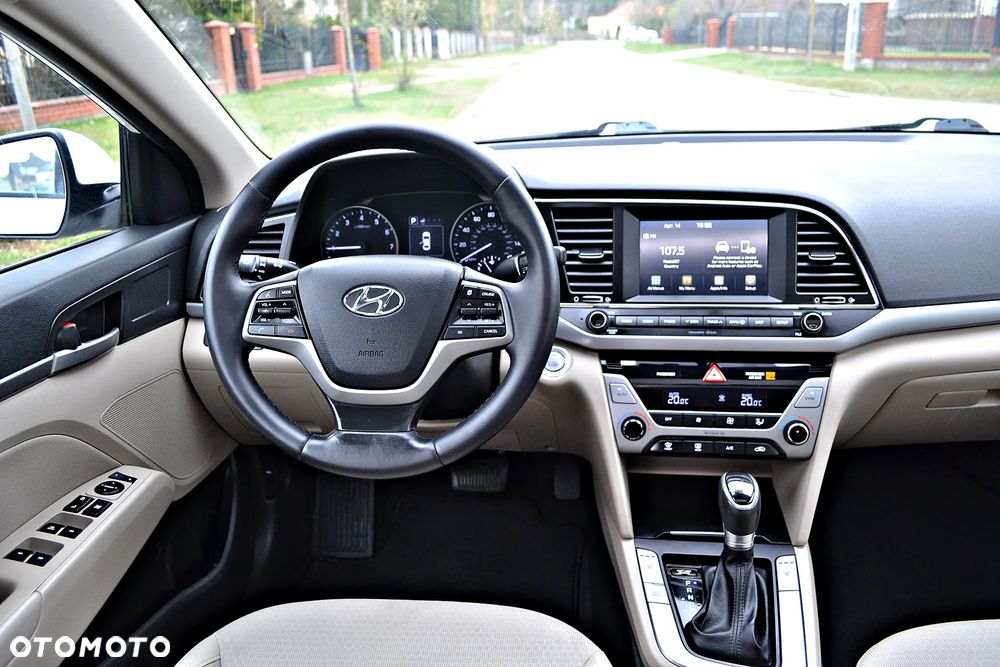 Hyundai Elantra - 32