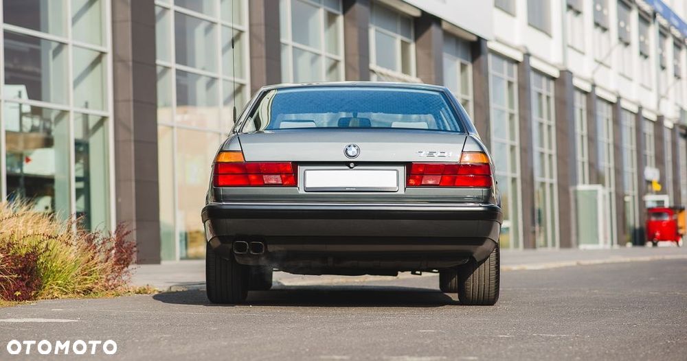 BMW Seria 7 750i - 8
