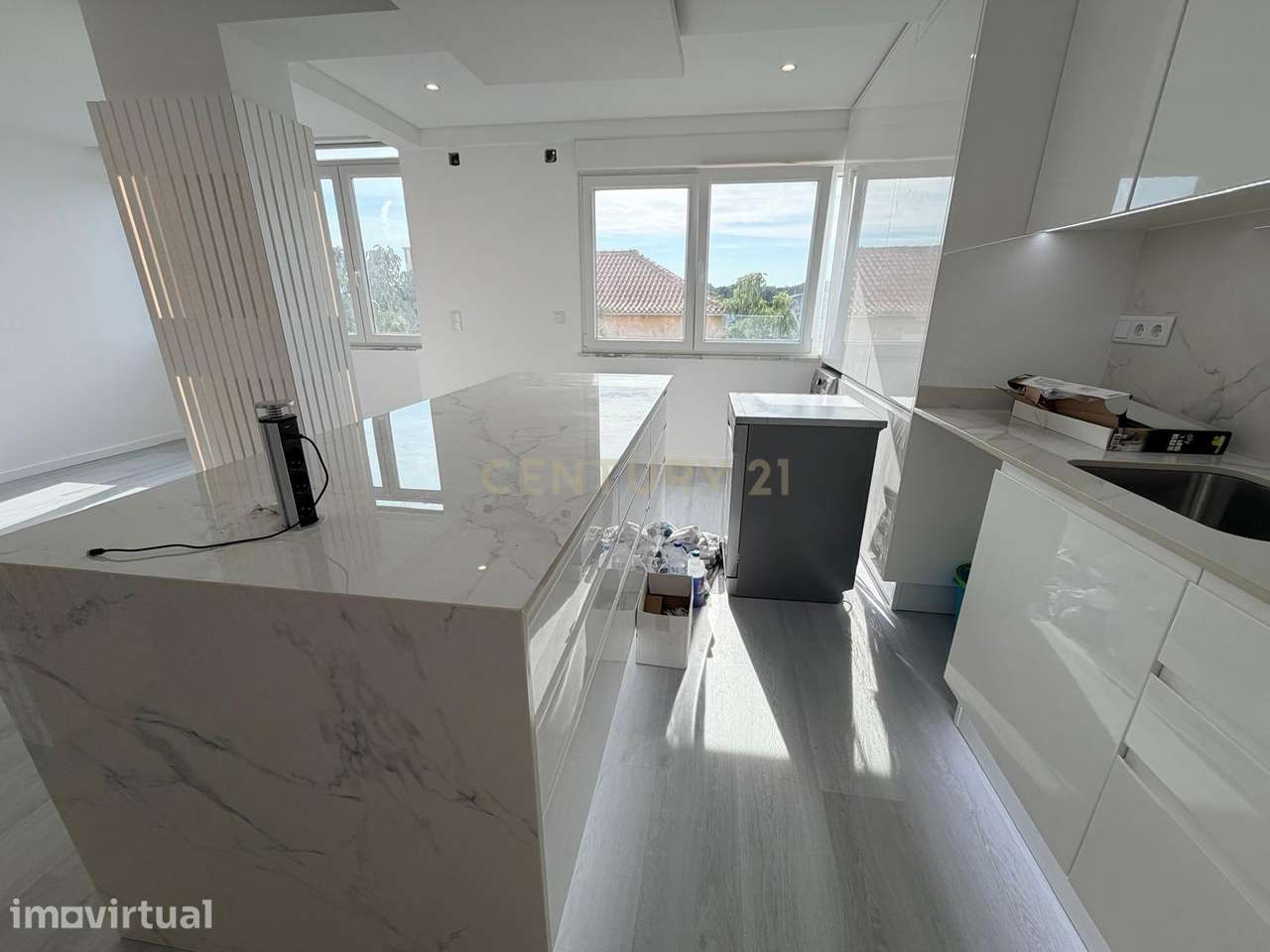 T2 no centro de Queijas totalmente remodelado - Grande imagem: 3/19