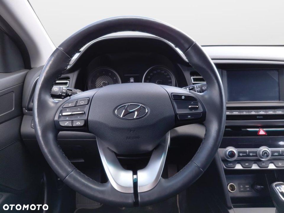 Hyundai Elantra - 28