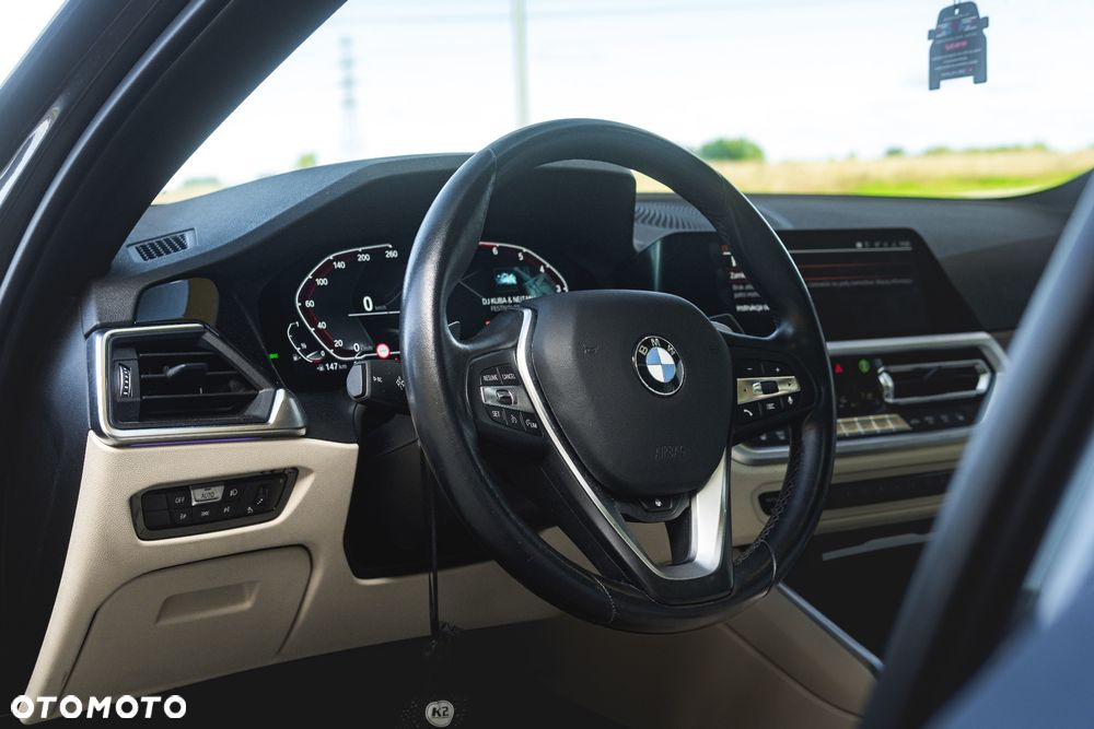 BMW Seria 3 330i xDrive - 9