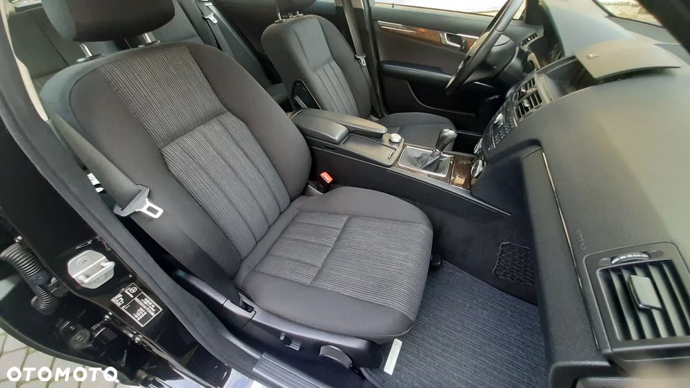 Mercedes-Benz Klasa C 180 BlueEFFICIENCY Elegance - 31