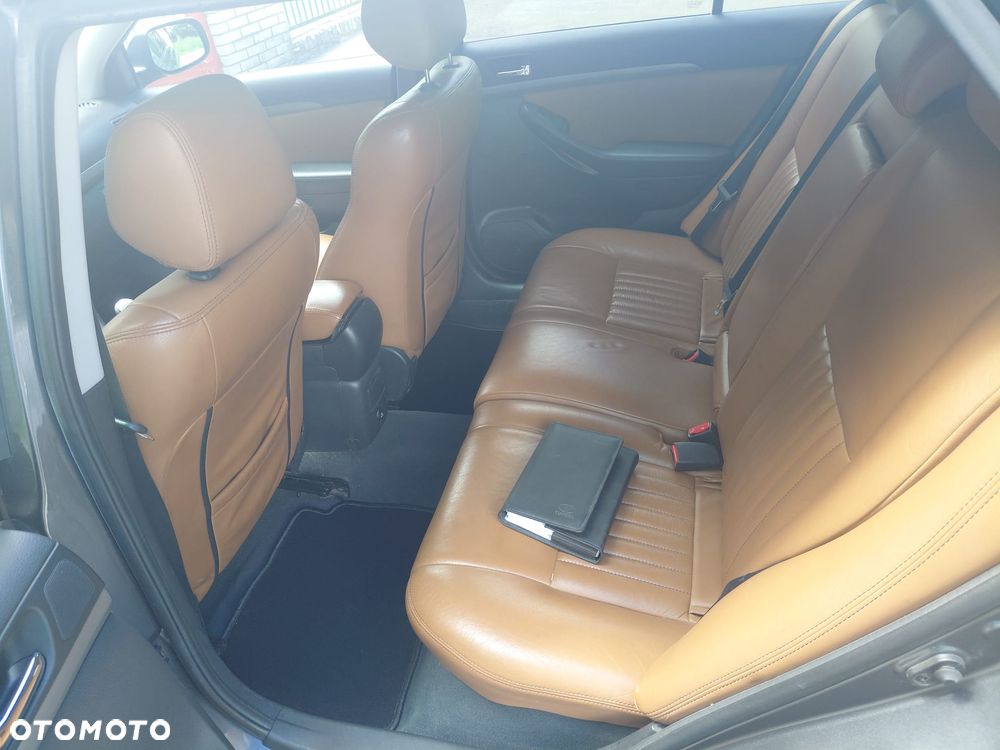 Toyota Avensis 2.0 D-4D Sol Premium - 10