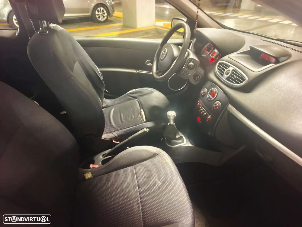 Renault Clio 1.2 16V Confort - 12
