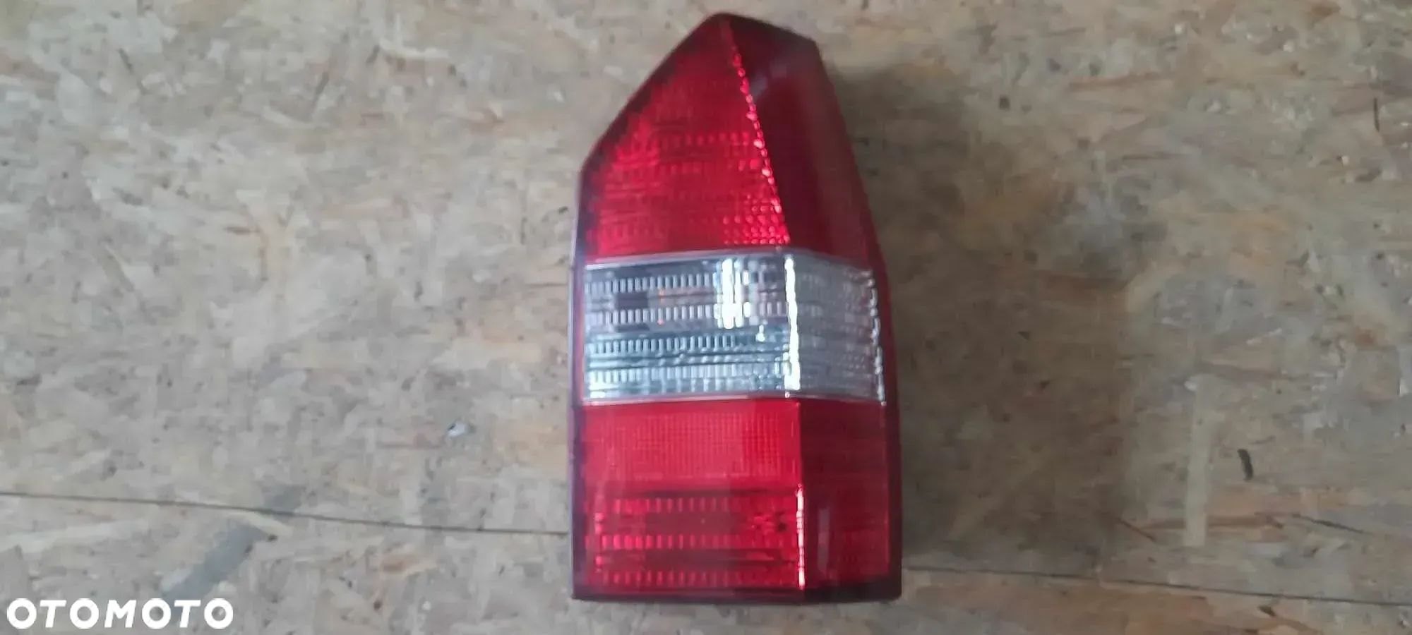 LAMPA TYLNA PRAWA LEWA  MITSUBISHI SPACE WAGON 1998-2005 - 1