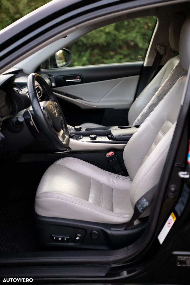 Lexus Seria IS 300h Aut. Executive - 13