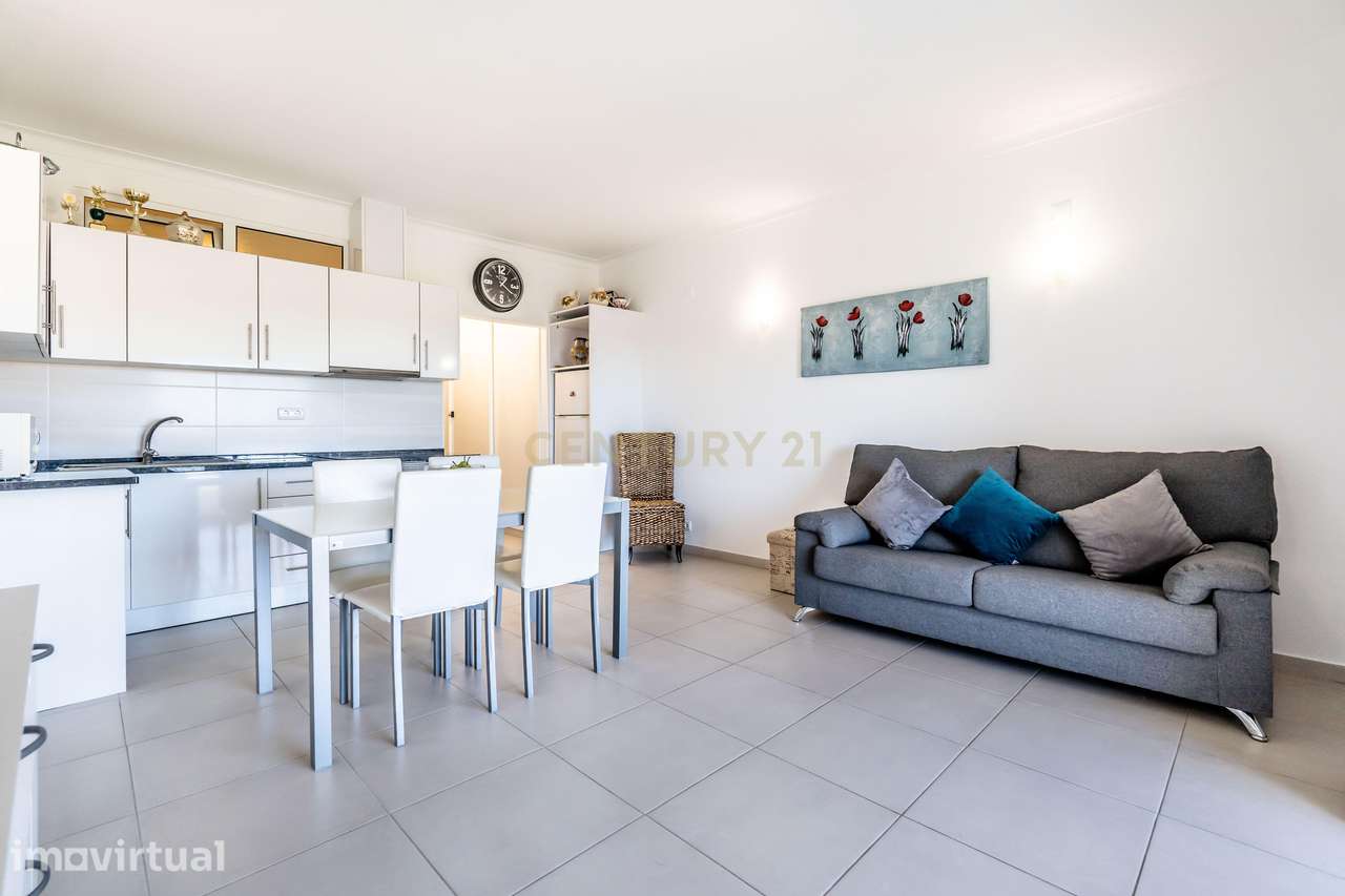Apartamento T1+1 com varanda e vista mar, piscina e localização centra - Grande imagem: 2/25