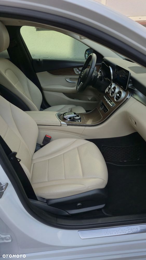 Mercedes-Benz Klasa C 300 4Matic 9G-TRONIC AMG Line - 18