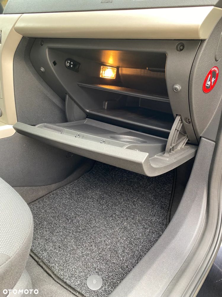 Opel Astra GTC 1.4 NAVI - 36