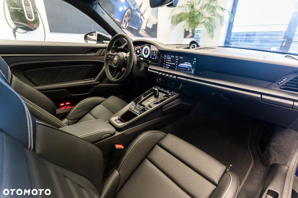 Porsche 911 Carrera 4 GTS - 17