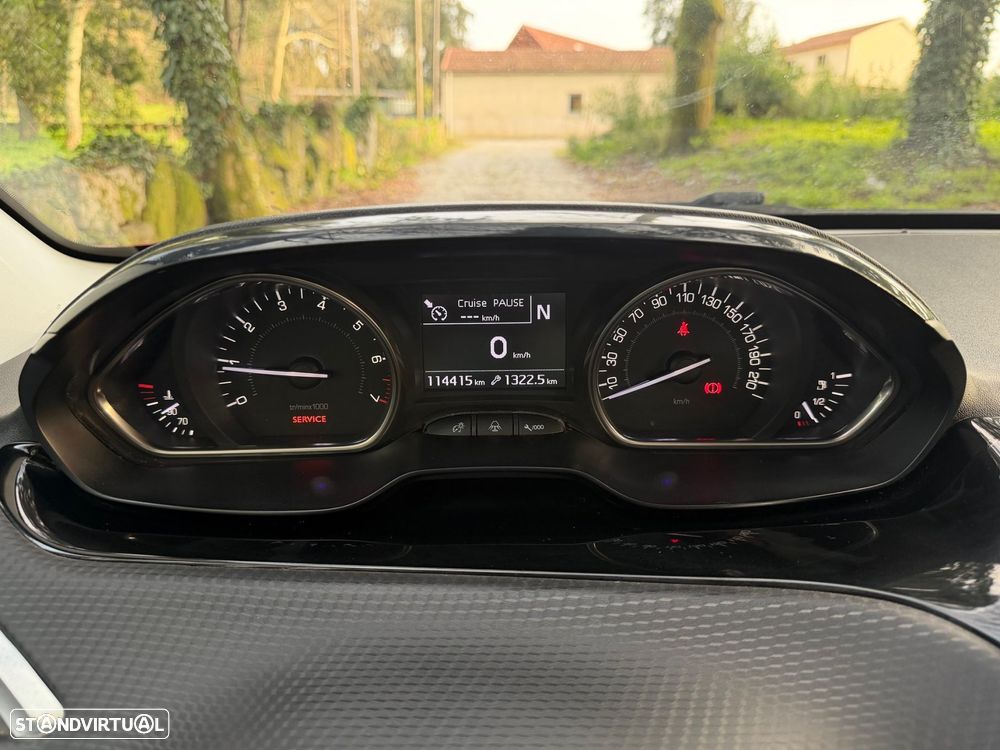 Peugeot 2008 1.2 PureTech Allure EAT6 - 27