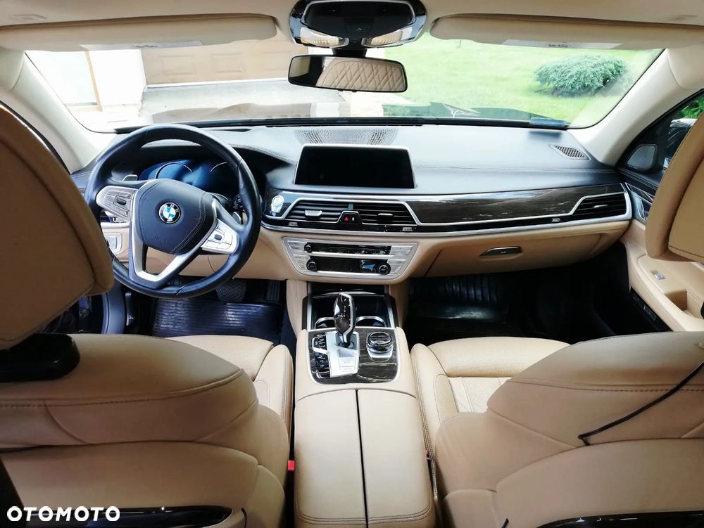 BMW Seria 7 750Li xDrive - 9