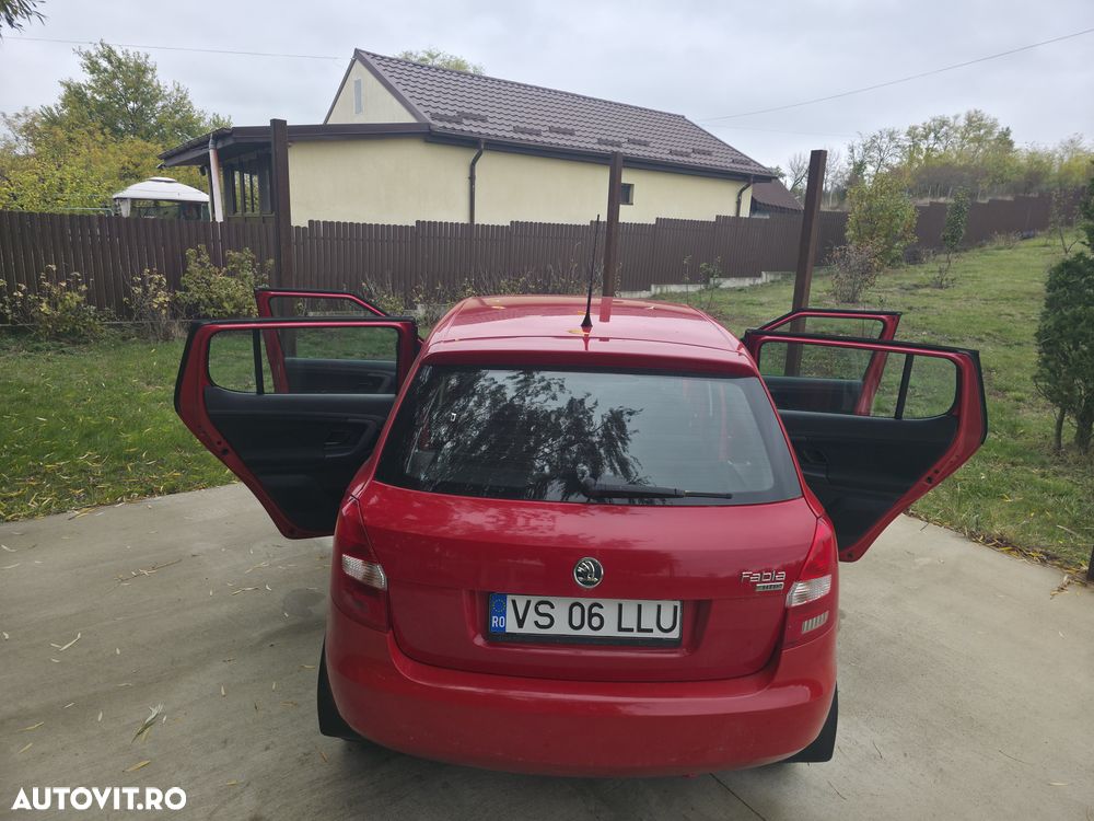 Skoda Fabia 2011 photo 2