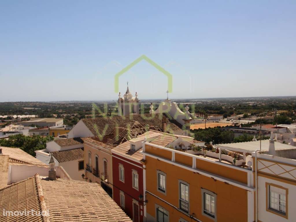 Prédio Tradicional e Vista Panorâmica no Centro de Estoi - Grande imagem: 2/13