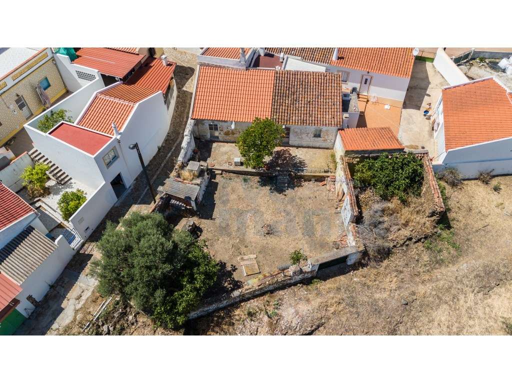 Moradia Térrea com Quintal e Ruína para Recuperação em Almada D'Our... - Grande imagem: 2/15