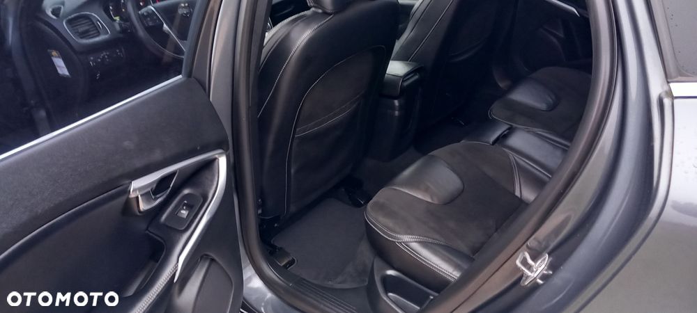 Volvo V40 D2 R Design - 6