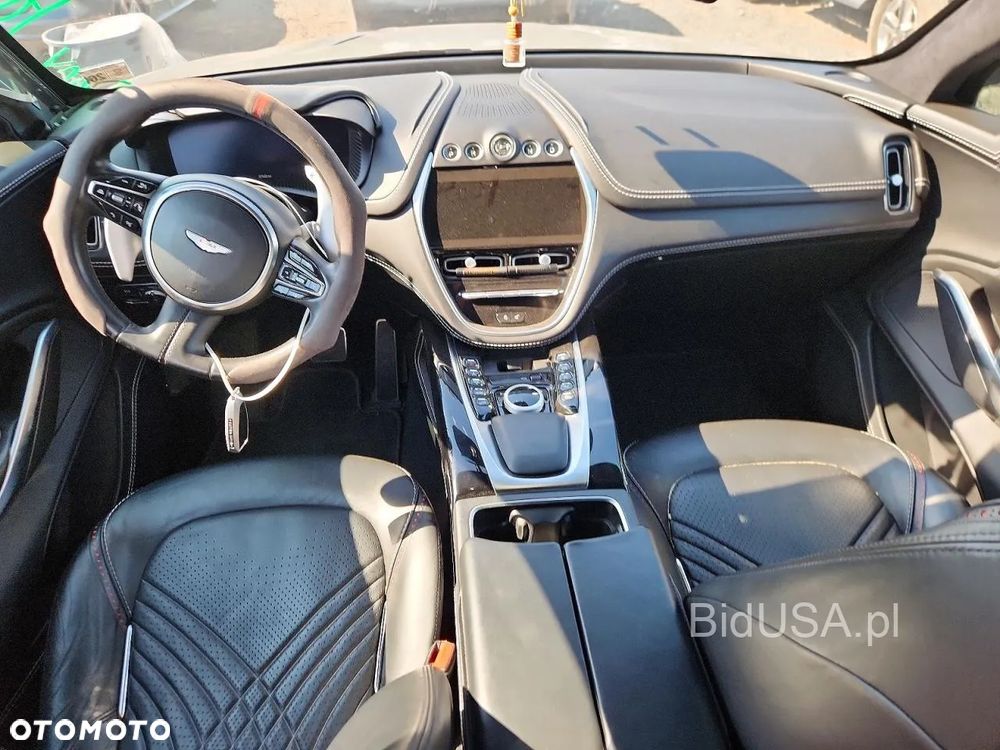 Aston Martin DBX - 8