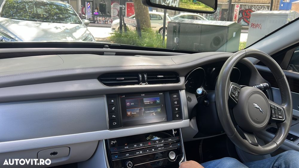 Jaguar XF 20d AWD Portfolio - 2