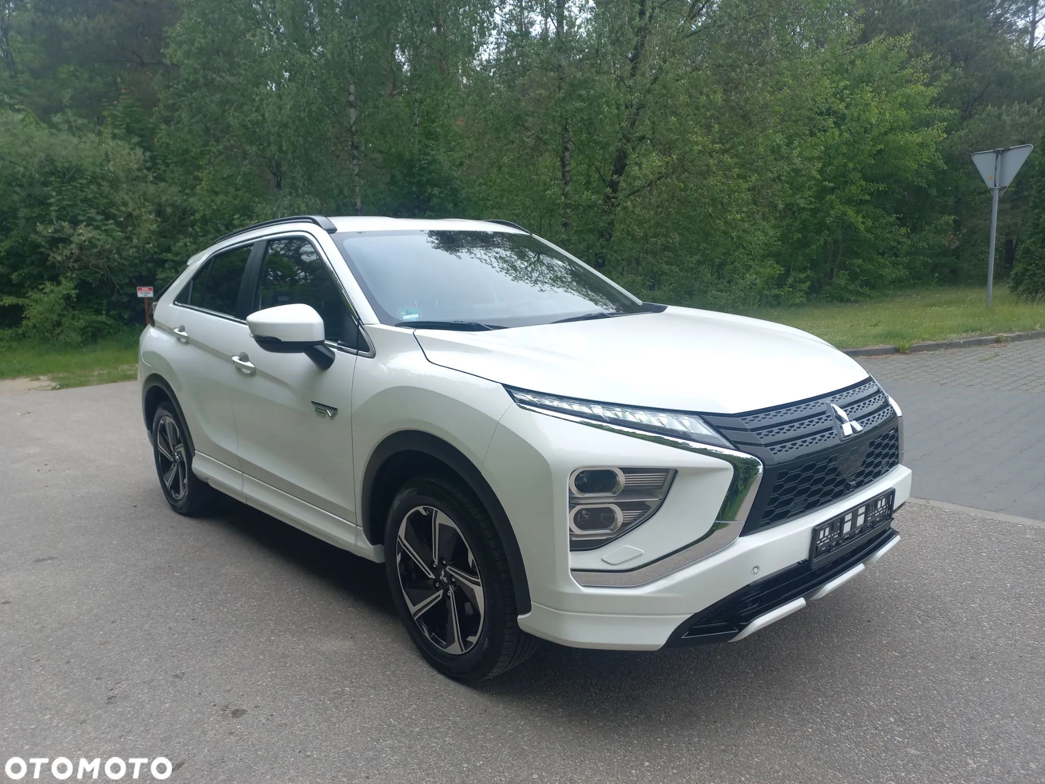 Mitsubishi Eclipse Cross Plug-In Hybrid 4WD Basis - 1