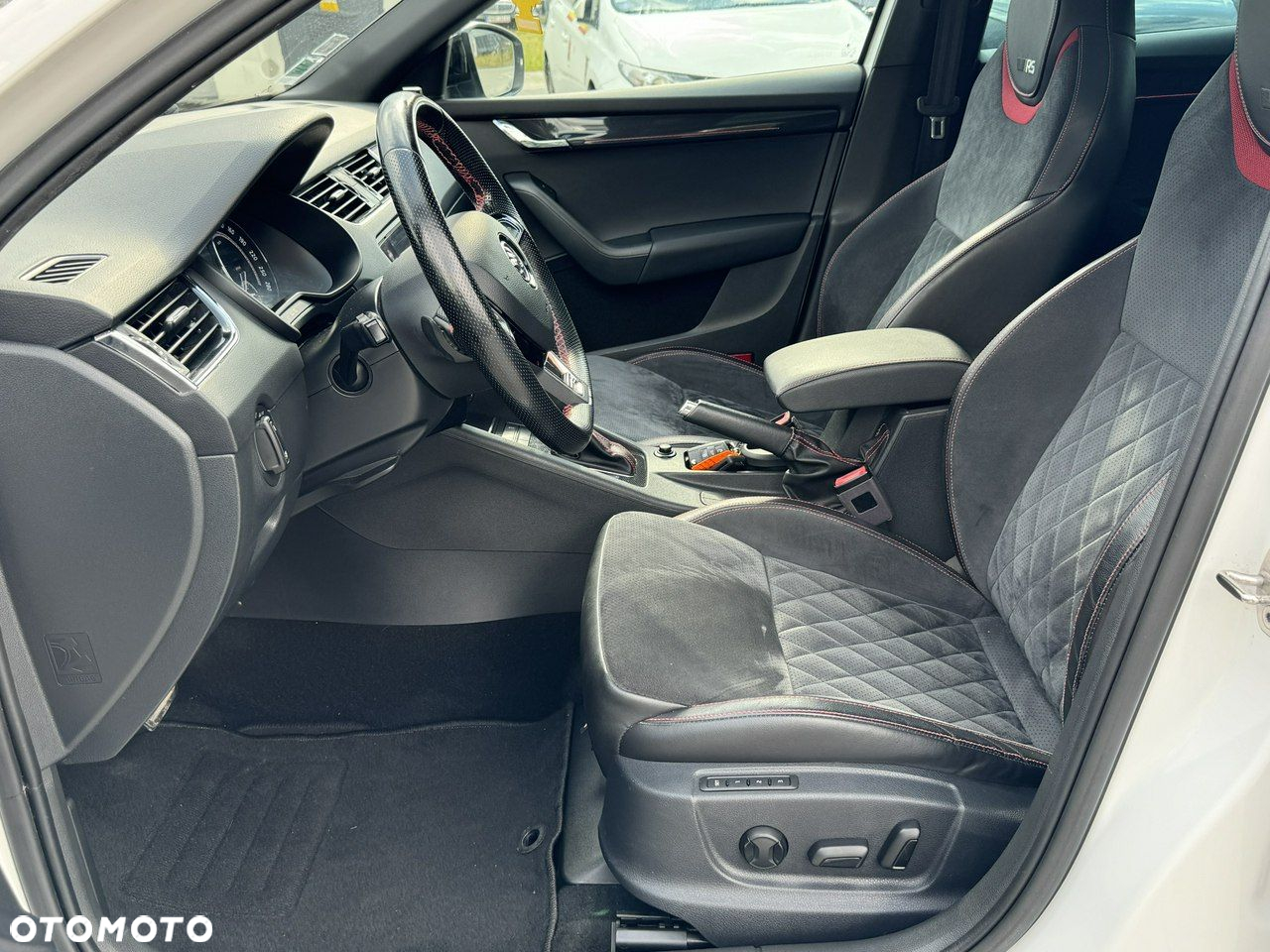 Skoda Octavia Combi 2.0 TDI DSG RS - 16