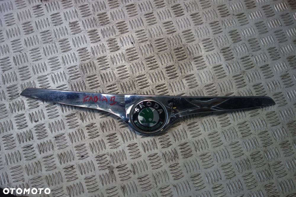GRILL ATRAPA CHROM ZNACZEK SKODA FABIA II - 1