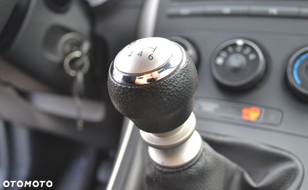 Toyota Auris 1.33 VVT-i Terra - 29