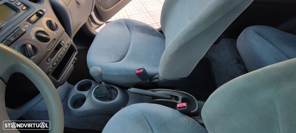 Toyota Yaris 1.0 Sol ABS - 11