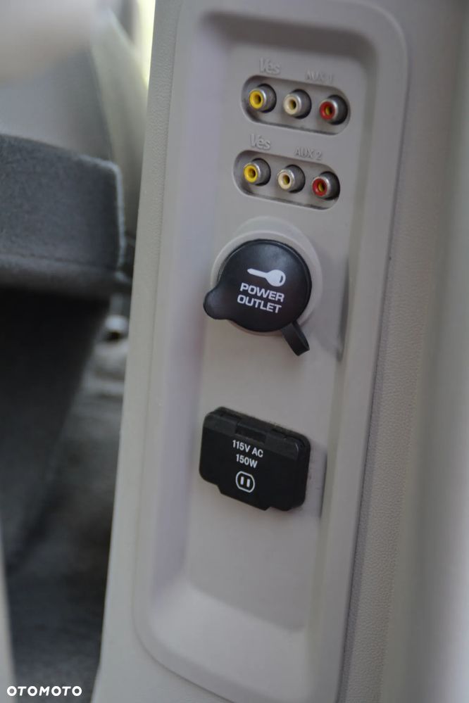 Chrysler Town & Country - 18