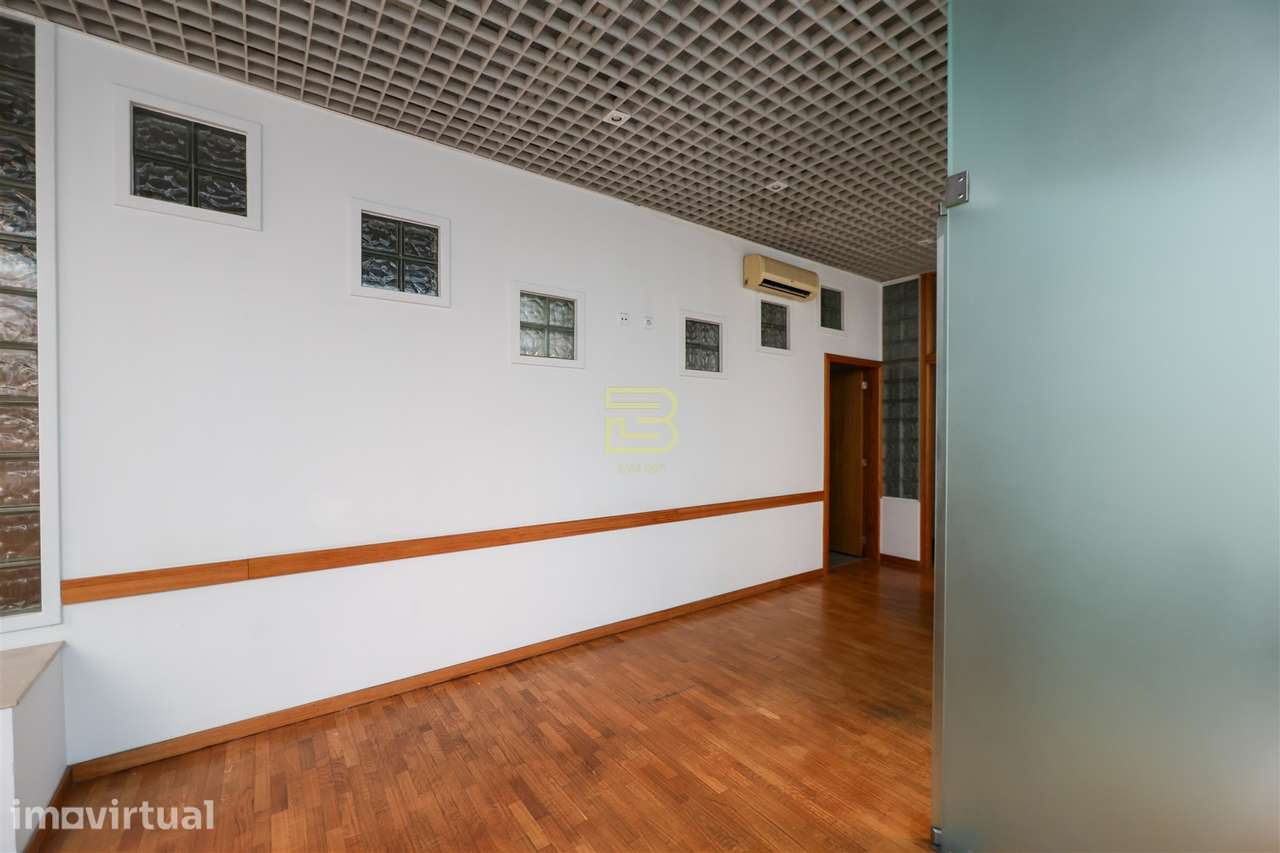 Loja situada numa galeria comercial, rodeada de todos os tipos de comé - Grande imagem: 4/12