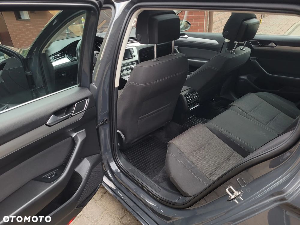 Volkswagen Passat - 11